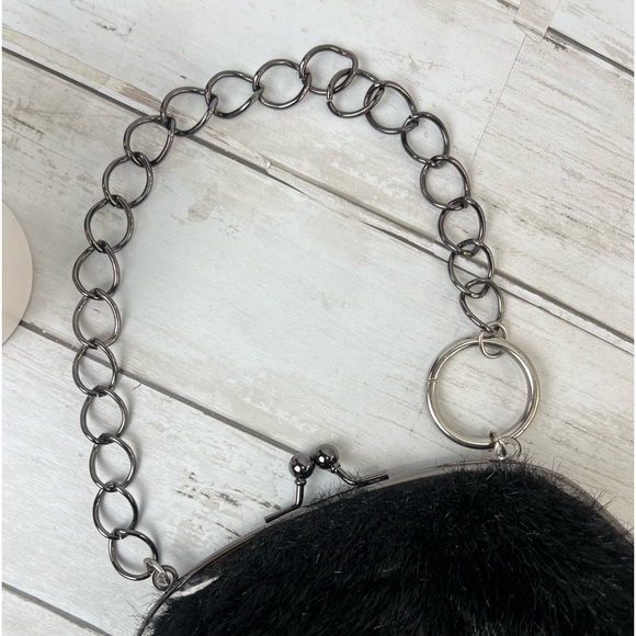 Purse Y2K vintage Black faux fur clutch bag with chain - Picture 7 of 11